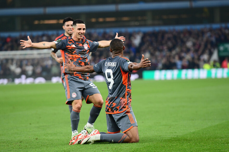 Θρύλος με τεσσάρα στην Αγγλία, ο Ολυμπιακός πάει για τελικό στην Αθήνα, 4-2 την Άστον Βίλα - Δείτε τα γκολ