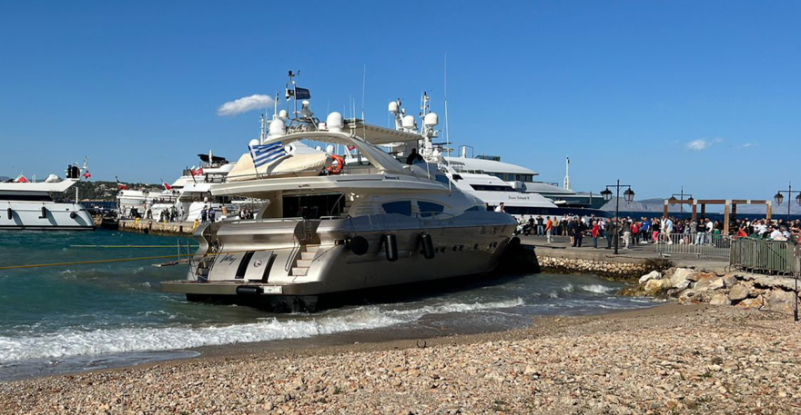 Σπέτσες: Θαλαμηγός χτύπησε στην παραλία και στην προβλήτα του λιμανιού από τον δυνατό αέρα (βίντεο)