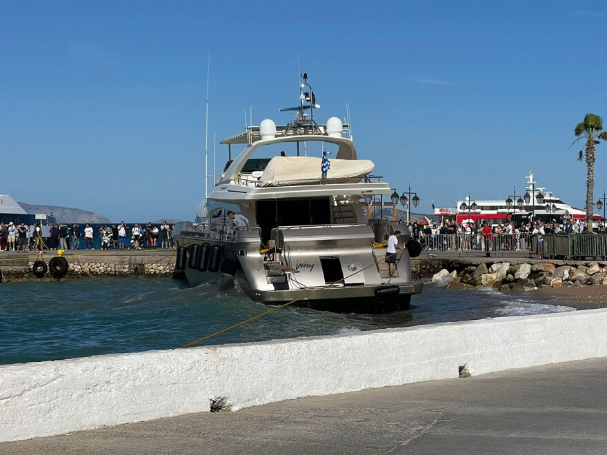 Σπέτσες: Θαλαμηγός χτύπησε στην παραλία και στην προβλήτα του λιμανιού από τον δυνατό αέρα (βίντεο)