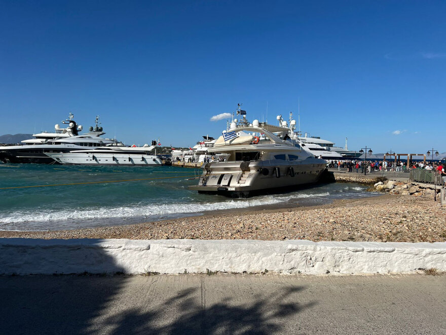 Σπέτσες: Θαλαμηγός χτύπησε στην παραλία και στην προβλήτα του λιμανιού από τον δυνατό αέρα (βίντεο)