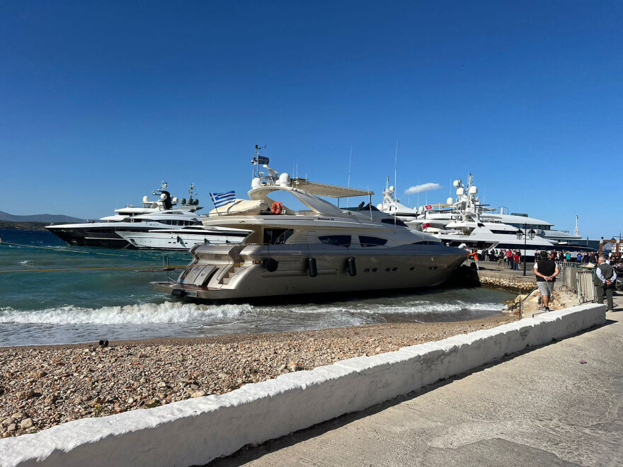 Σπέτσες: Θαλαμηγός χτύπησε στην παραλία και στην προβλήτα του λιμανιού από τον δυνατό αέρα (βίντεο)