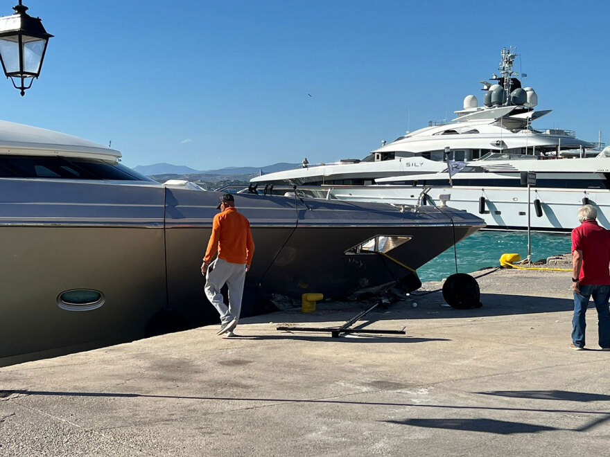 Σπέτσες: Θαλαμηγός χτύπησε στην παραλία και στην προβλήτα του λιμανιού από τον δυνατό αέρα (βίντεο)