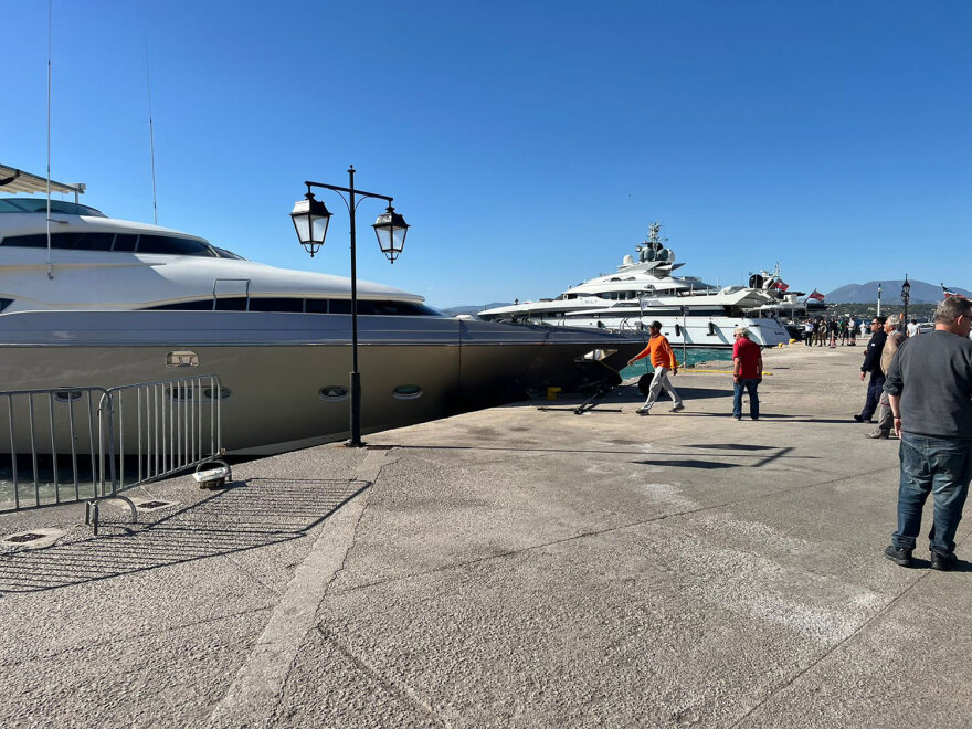 Σπέτσες: Θαλαμηγός χτύπησε στην παραλία και στην προβλήτα του λιμανιού από τον δυνατό αέρα (βίντεο)