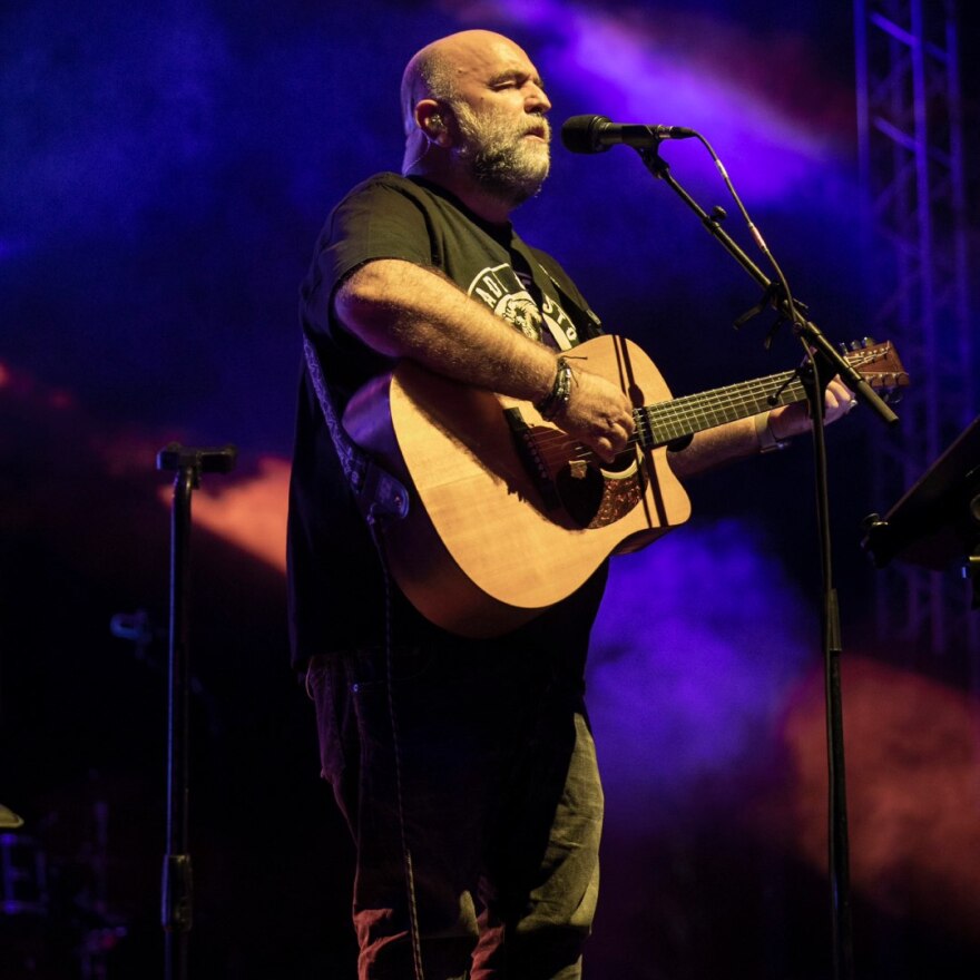 Μπάμπης Στόκας: Ο στίχος στην τραπ είναι χυδαίος και ελαφρύς