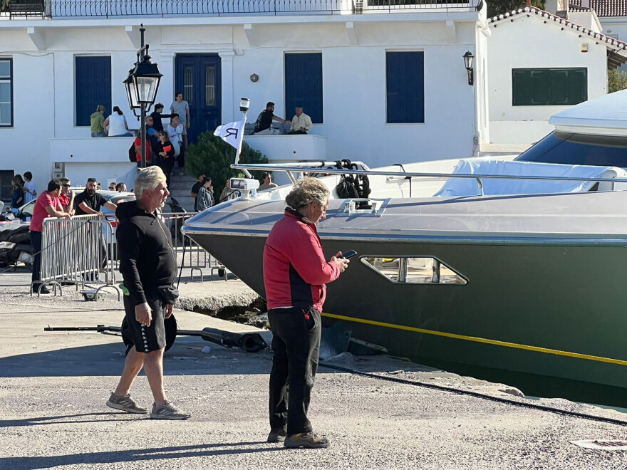 Σπέτσες: Θαλαμηγός χτύπησε στην παραλία και στην προβλήτα του λιμανιού από τον δυνατό αέρα (βίντεο)