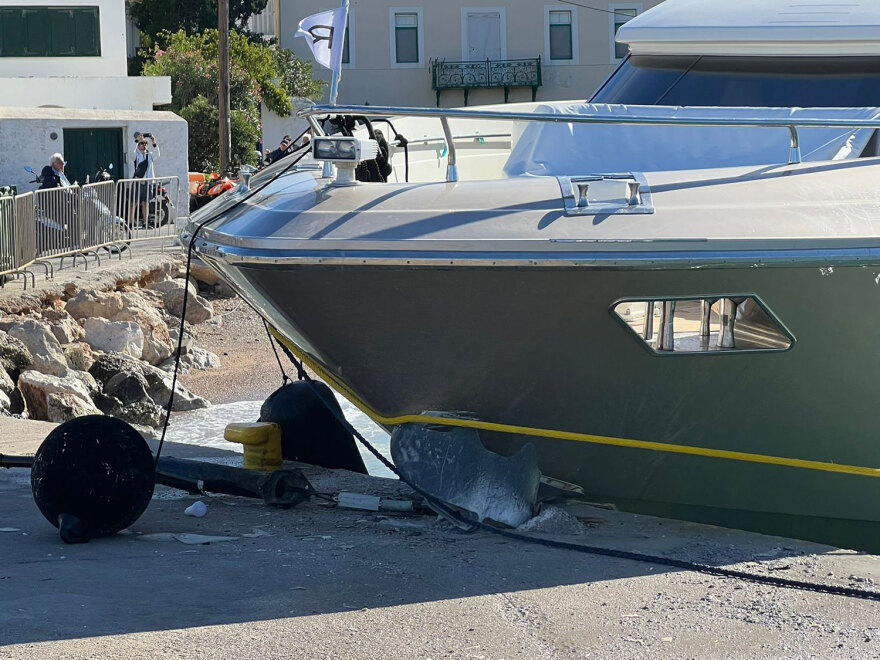 Σπέτσες: Θαλαμηγός χτύπησε στην παραλία και στην προβλήτα του λιμανιού από τον δυνατό αέρα (βίντεο)