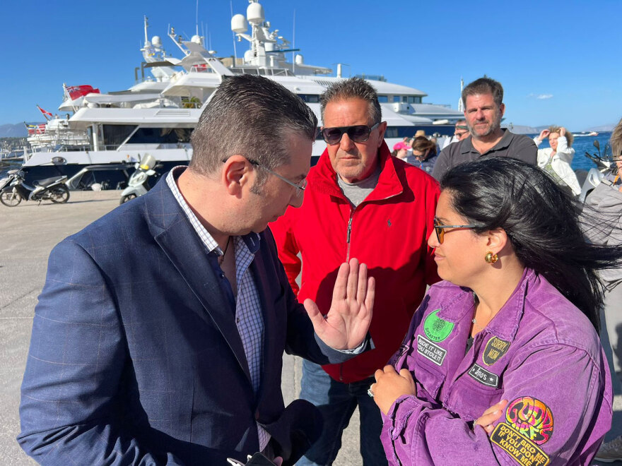 Σπέτσες: Θαλαμηγός χτύπησε στην παραλία και στην προβλήτα του λιμανιού από τον δυνατό αέρα (βίντεο)