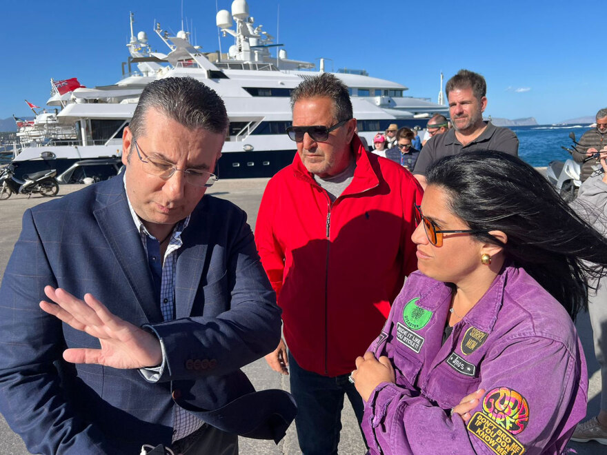 Σπέτσες: Θαλαμηγός χτύπησε στην παραλία και στην προβλήτα του λιμανιού από τον δυνατό αέρα (βίντεο)