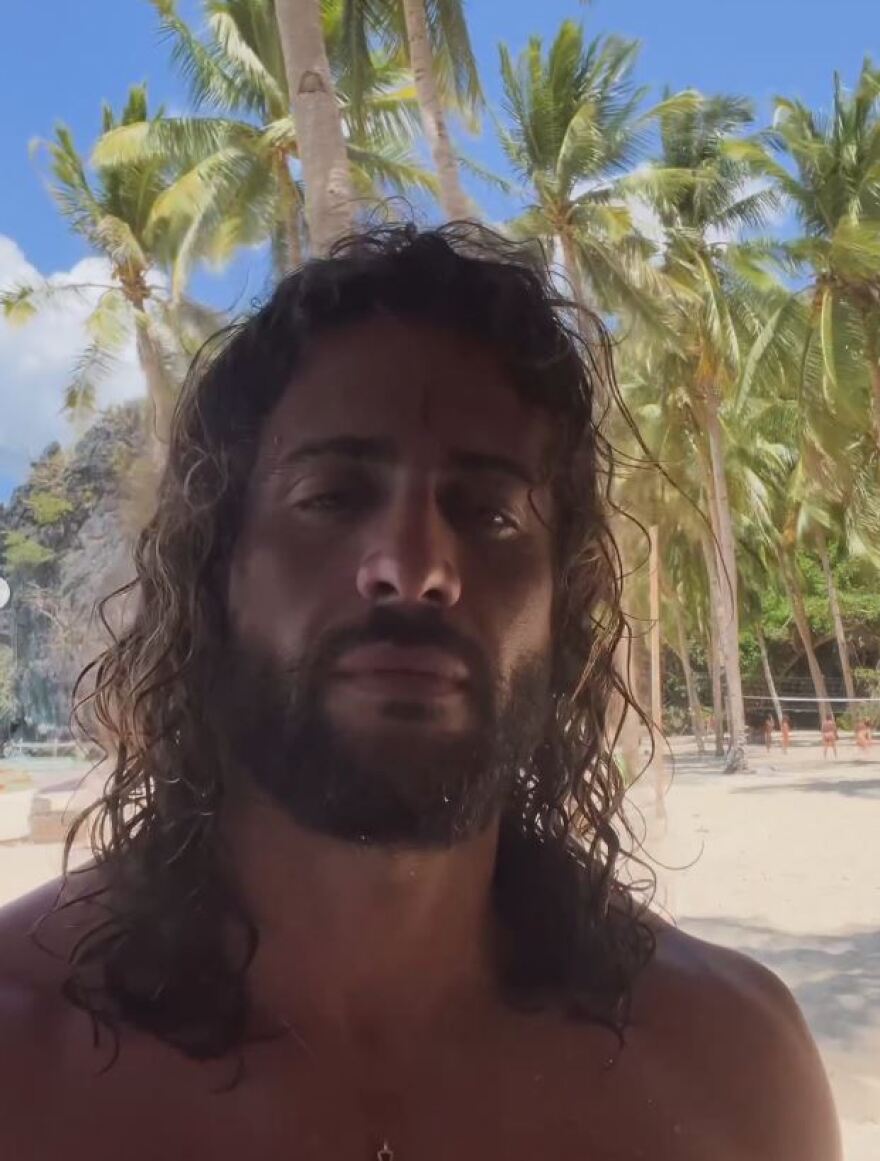 Κωνσταντίνος Βασάλος: Ποζάρει σε εξωτική παραλία