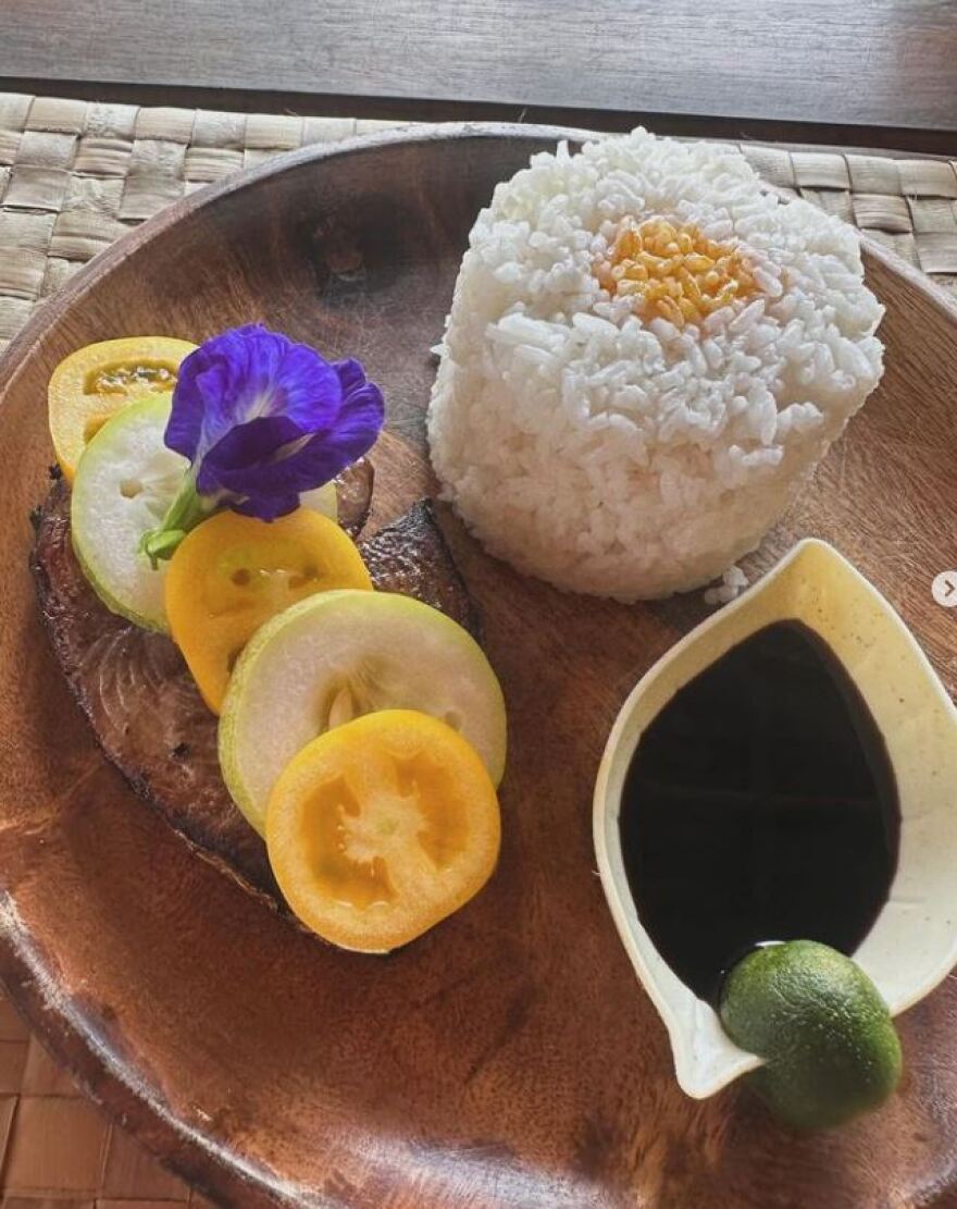 Κωνσταντίνος Βασάλος: Ποζάρει σε εξωτική παραλία