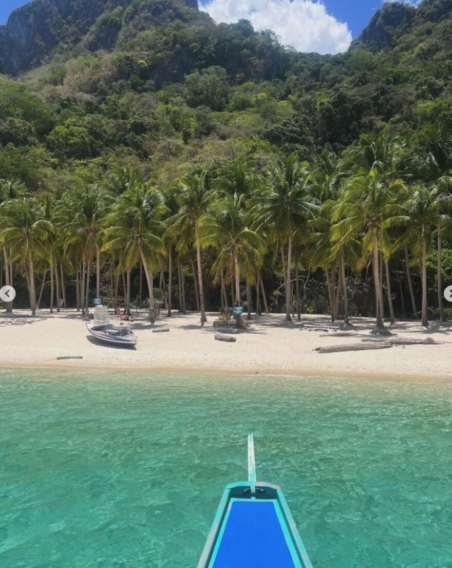 Κωνσταντίνος Βασάλος: Ποζάρει σε εξωτική παραλία