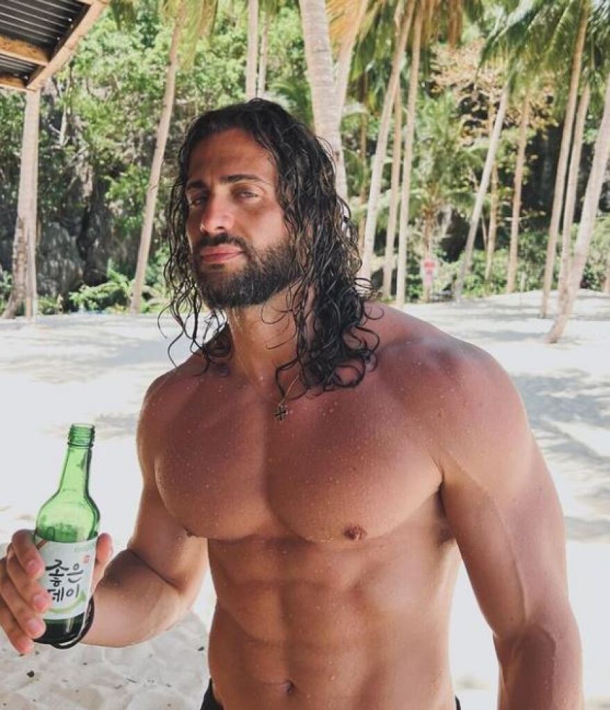 Κωνσταντίνος Βασάλος: Ποζάρει σε εξωτική παραλία