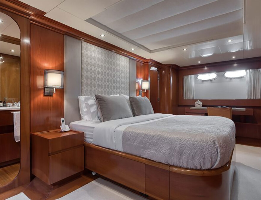 Σπέτσες: Θαλαμηγός χτύπησε στην παραλία και στην προβλήτα του λιμανιού από τον δυνατό αέρα (βίντεο)