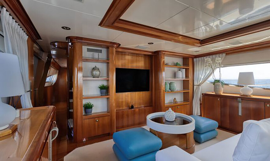 Σπέτσες: Θαλαμηγός χτύπησε στην παραλία και στην προβλήτα του λιμανιού από τον δυνατό αέρα (βίντεο)