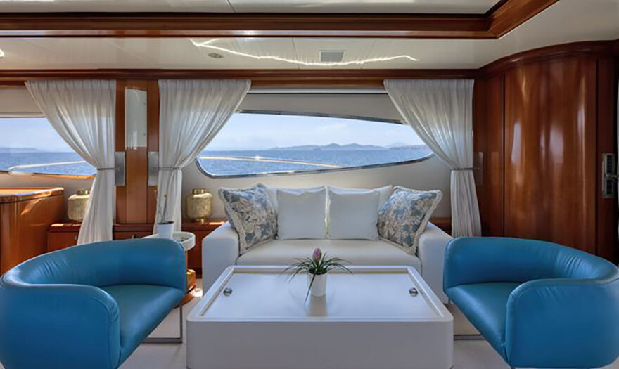 Σπέτσες: Θαλαμηγός χτύπησε στην παραλία και στην προβλήτα του λιμανιού από τον δυνατό αέρα (βίντεο)