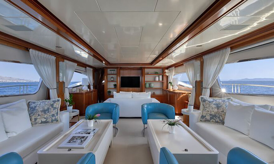 Σπέτσες: Θαλαμηγός χτύπησε στην παραλία και στην προβλήτα του λιμανιού από τον δυνατό αέρα (βίντεο)