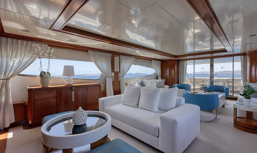 Σπέτσες: Θαλαμηγός χτύπησε στην παραλία και στην προβλήτα του λιμανιού από τον δυνατό αέρα (βίντεο)