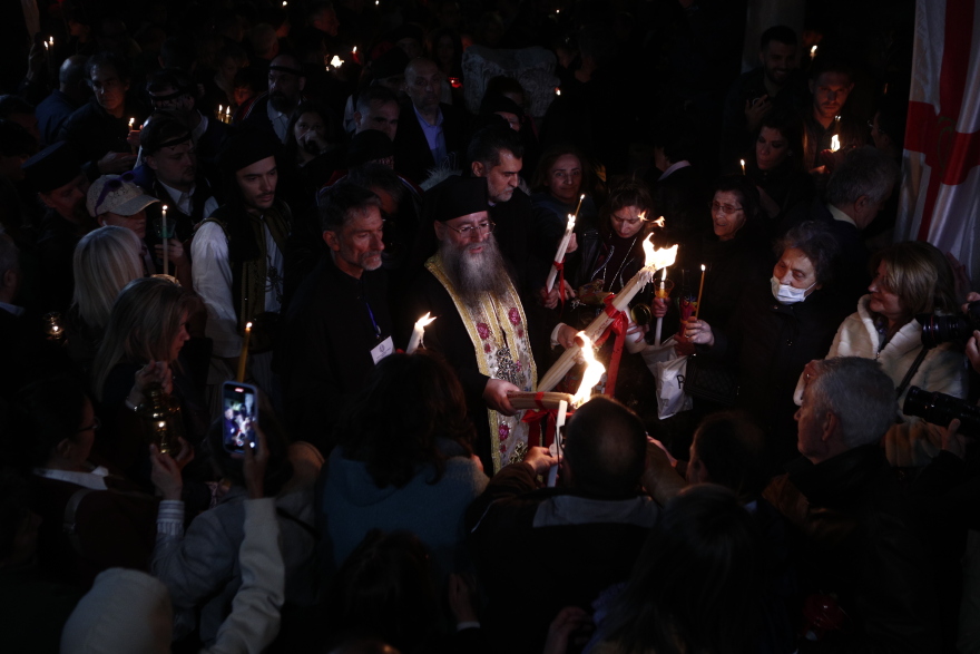 Σε φωτογραφίες η διαδρομή του Αγίου Φωτός από τα Ιεροσόλυμα στο Μετόχι του Παναγίου Τάφου στην Πλάκα 