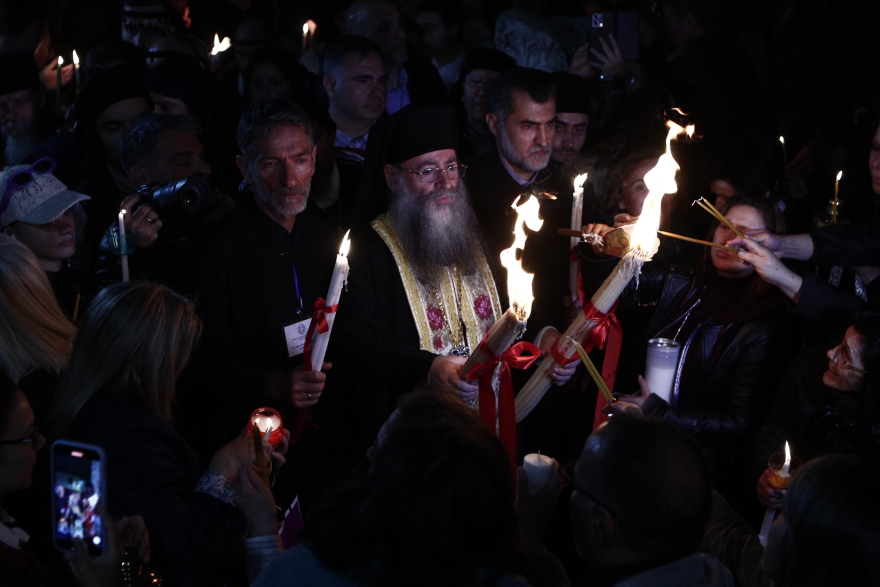 Σε φωτογραφίες η διαδρομή του Αγίου Φωτός από τα Ιεροσόλυμα στο Μετόχι του Παναγίου Τάφου στην Πλάκα 