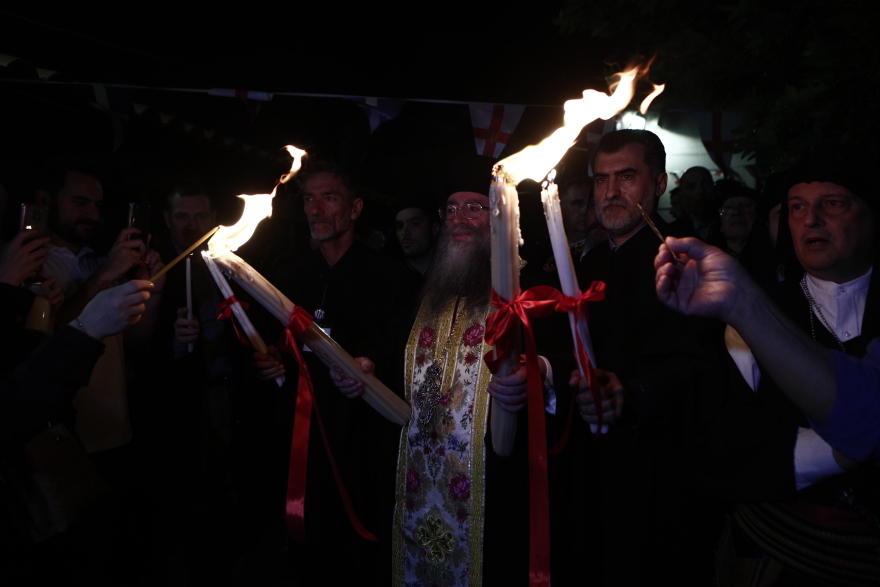 Σε φωτογραφίες η διαδρομή του Αγίου Φωτός από τα Ιεροσόλυμα στο Μετόχι του Παναγίου Τάφου στην Πλάκα 