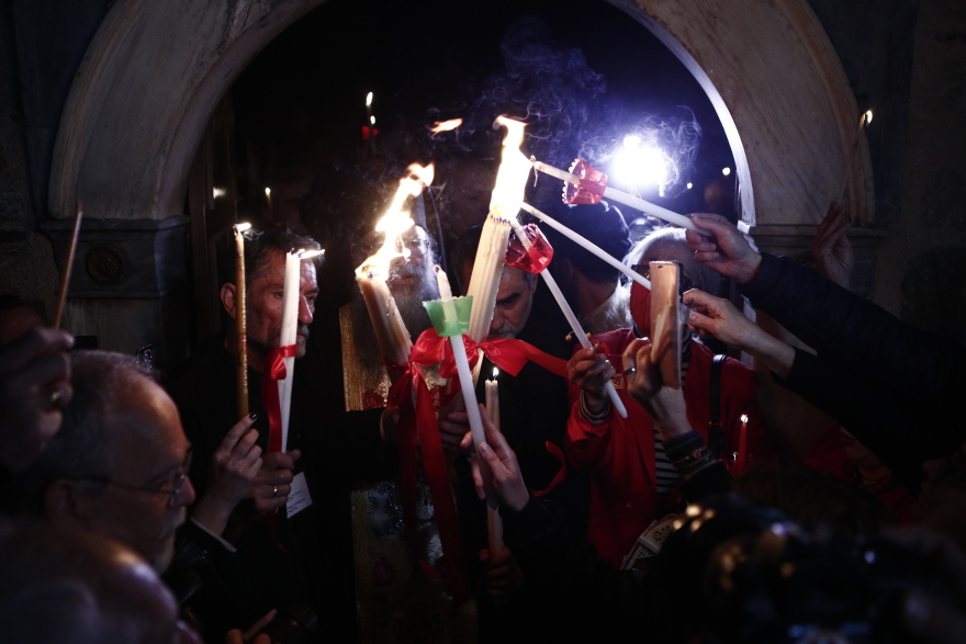 Σε φωτογραφίες η διαδρομή του Αγίου Φωτός από τα Ιεροσόλυμα στο Μετόχι του Παναγίου Τάφου στην Πλάκα 