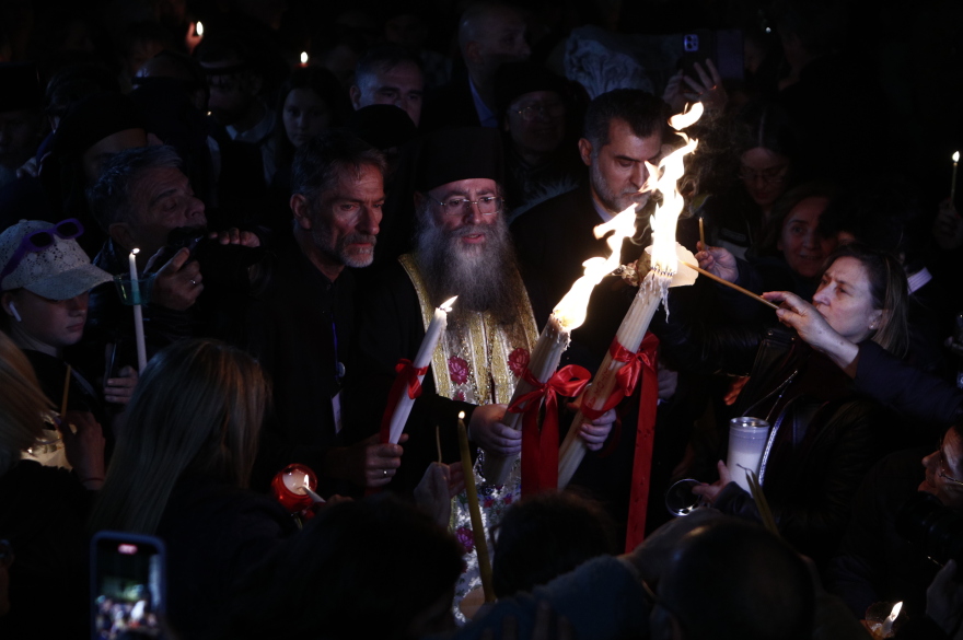 Σε φωτογραφίες η διαδρομή του Αγίου Φωτός από τα Ιεροσόλυμα στο Μετόχι του Παναγίου Τάφου στην Πλάκα 