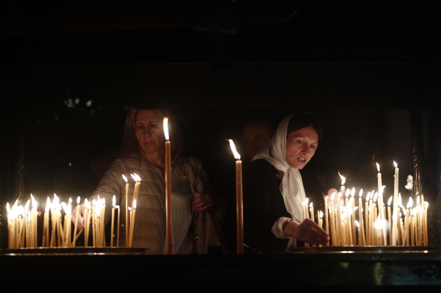 Σε φωτογραφίες η διαδρομή του Αγίου Φωτός από τα Ιεροσόλυμα στο Μετόχι του Παναγίου Τάφου στην Πλάκα 