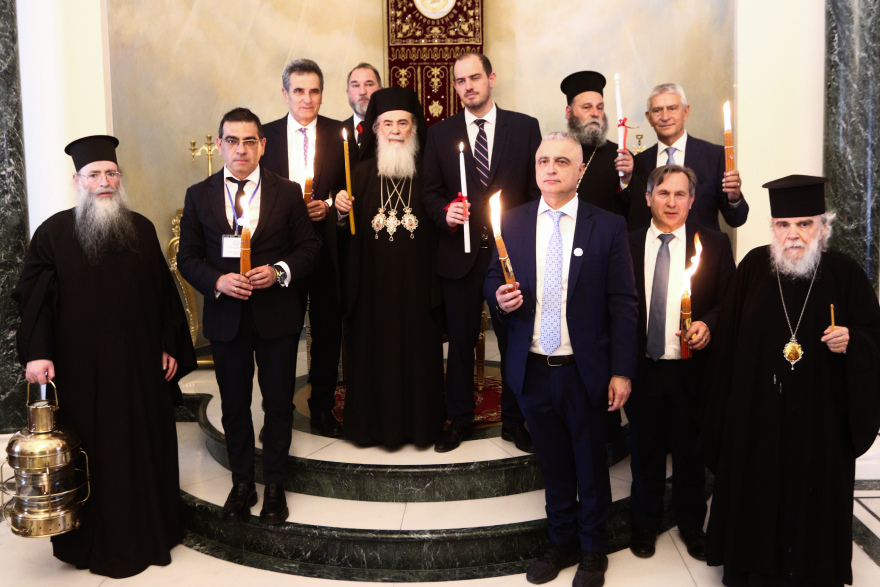 Σε φωτογραφίες η διαδρομή του Αγίου Φωτός από τα Ιεροσόλυμα στο Μετόχι του Παναγίου Τάφου στην Πλάκα 