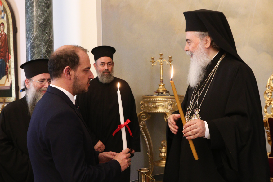 Σε φωτογραφίες η διαδρομή του Αγίου Φωτός από τα Ιεροσόλυμα στο Μετόχι του Παναγίου Τάφου στην Πλάκα 