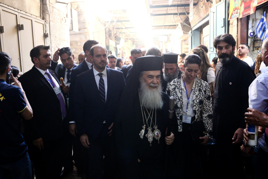 Σε φωτογραφίες η διαδρομή του Αγίου Φωτός από τα Ιεροσόλυμα στο Μετόχι του Παναγίου Τάφου στην Πλάκα 