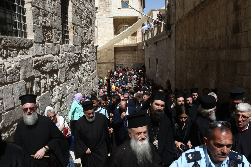 Σε φωτογραφίες η διαδρομή του Αγίου Φωτός από τα Ιεροσόλυμα στο Μετόχι του Παναγίου Τάφου στην Πλάκα 