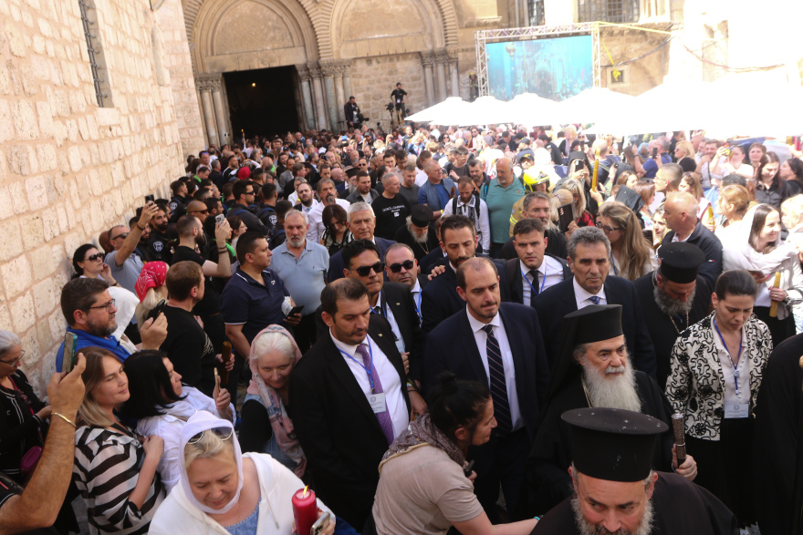 Σε φωτογραφίες η διαδρομή του Αγίου Φωτός από τα Ιεροσόλυμα στο Μετόχι του Παναγίου Τάφου στην Πλάκα 
