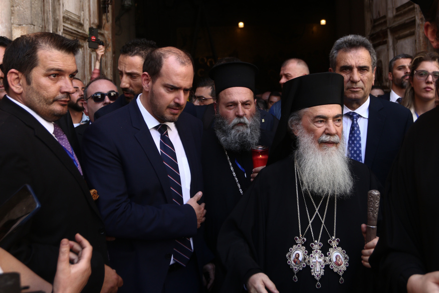 Σε φωτογραφίες η διαδρομή του Αγίου Φωτός από τα Ιεροσόλυμα στο Μετόχι του Παναγίου Τάφου στην Πλάκα 
