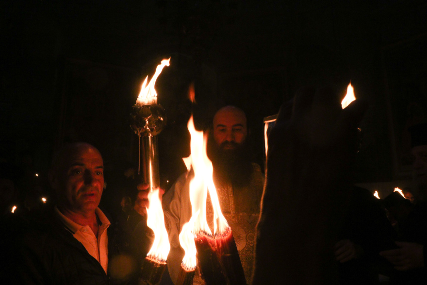 Σε φωτογραφίες η διαδρομή του Αγίου Φωτός από τα Ιεροσόλυμα στο Μετόχι του Παναγίου Τάφου στην Πλάκα 