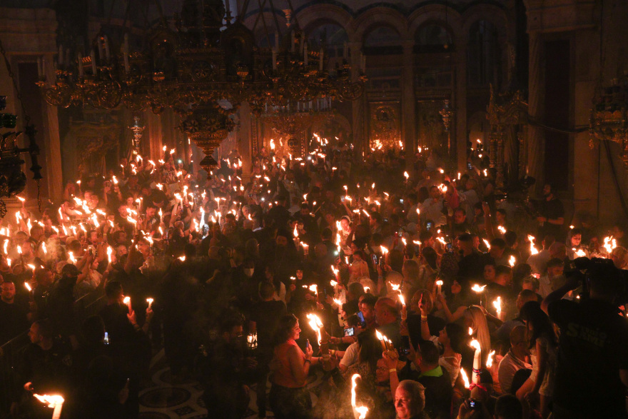 Σε φωτογραφίες η διαδρομή του Αγίου Φωτός από τα Ιεροσόλυμα στο Μετόχι του Παναγίου Τάφου στην Πλάκα 