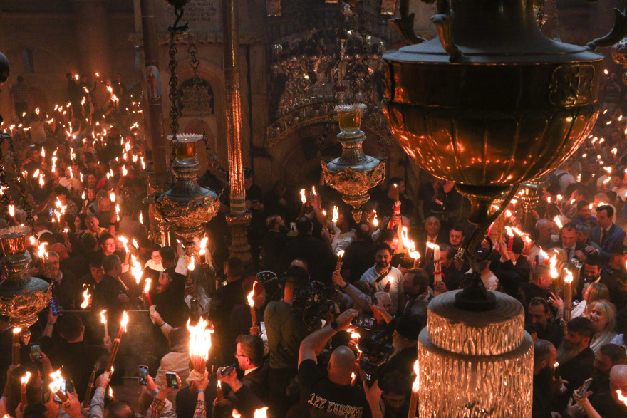 Σε φωτογραφίες η διαδρομή του Αγίου Φωτός από τα Ιεροσόλυμα στο Μετόχι του Παναγίου Τάφου στην Πλάκα 