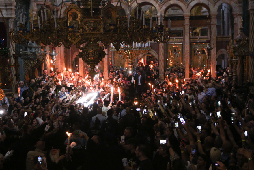 Σε φωτογραφίες η διαδρομή του Αγίου Φωτός από τα Ιεροσόλυμα στο Μετόχι του Παναγίου Τάφου στην Πλάκα 