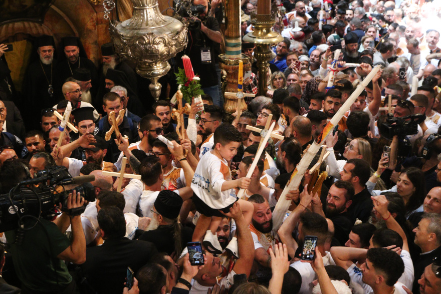 Σε φωτογραφίες η διαδρομή του Αγίου Φωτός από τα Ιεροσόλυμα στο Μετόχι του Παναγίου Τάφου στην Πλάκα 