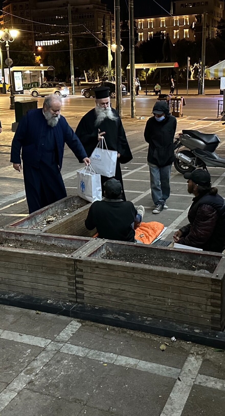 Η «Αποστολή» της Ιεράς Αρχιεπισκοπής Αθηνών δίπλα σε κάθε άστεγο της πρωτεύουσας την Μεγάλη Εβδομάδα