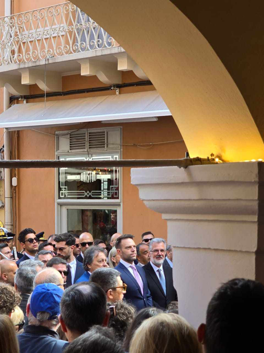 Βίντεο: Στην Ακολουθία και την περιφορά του Επιταφίου της Μητρόπολης Κέρκυρας ο Στέφανος Κασσελάκης