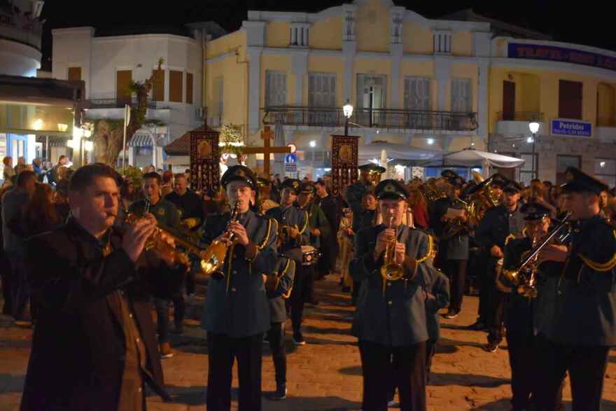 Λήμνος: Η συνάντηση Τριών Επιταφίων στο γραφικό λιμάνι της Μύρινας - Δείτε βίντεο