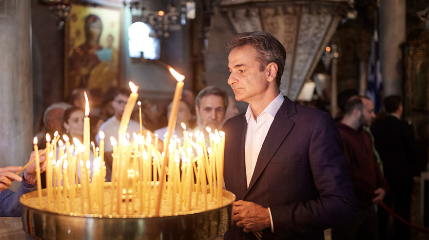 Μητσοτάκης: Παρακολούθησε τη Θεία Λειτουργία της πρώτης Ανάστασης στην Τήνο - Δείτε φωτογραφίες