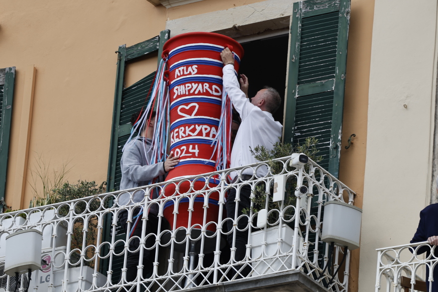 Δείτε βίντεο: Φαντασμαγορικό Πάσχα στην Κέρκυρα - Οι μελωδίες των φιλαρμονικών και το σπάσιμο των μπότηδων