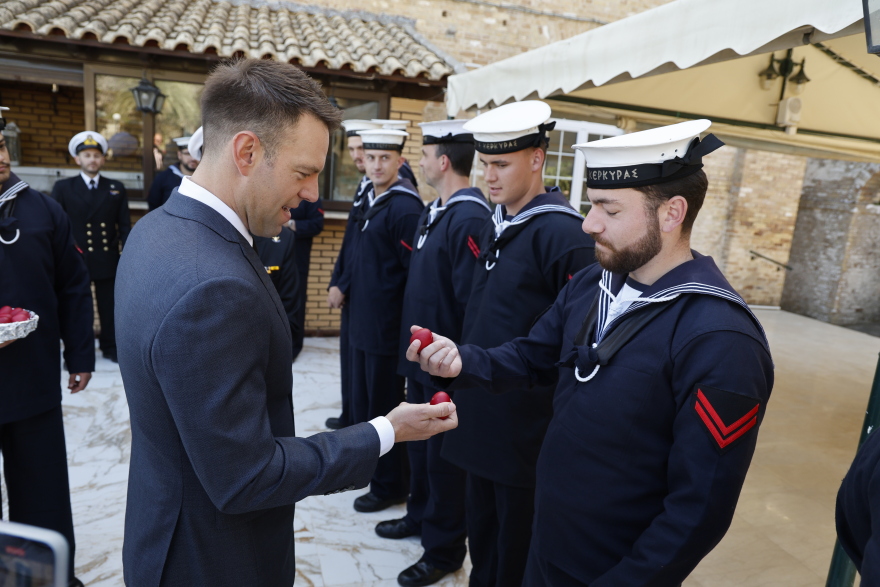 Ο Κασσελάκης τσουγκρίζει πασχαλινά αυγά στην Κέρκυρα - Δείτε video και φωτογραφίες