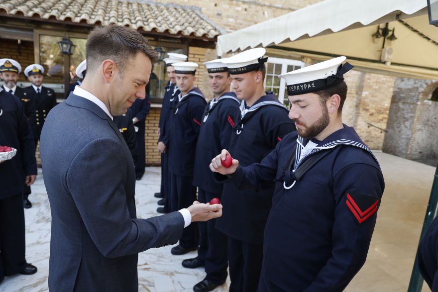 Ο Κασσελάκης τσουγκρίζει πασχαλινά αυγά στην Κέρκυρα - Δείτε video και φωτογραφίες