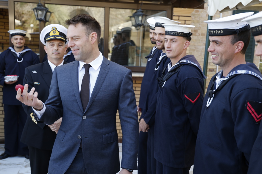 Ο Κασσελάκης τσουγκρίζει πασχαλινά αυγά στην Κέρκυρα - Δείτε video και φωτογραφίες