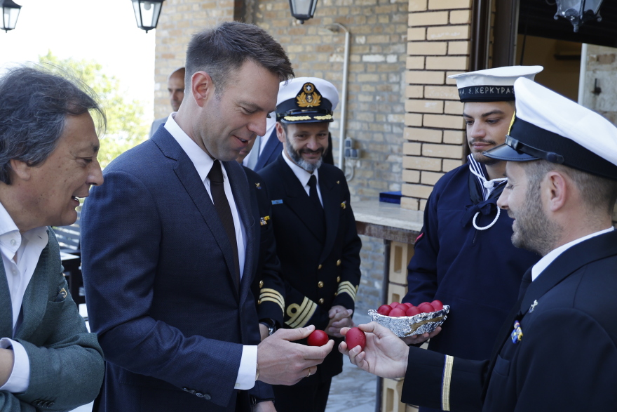 Ο Κασσελάκης τσουγκρίζει πασχαλινά αυγά στην Κέρκυρα - Δείτε video και φωτογραφίες