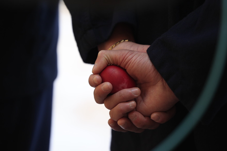 Ο Κασσελάκης τσουγκρίζει πασχαλινά αυγά στην Κέρκυρα - Δείτε video και φωτογραφίες