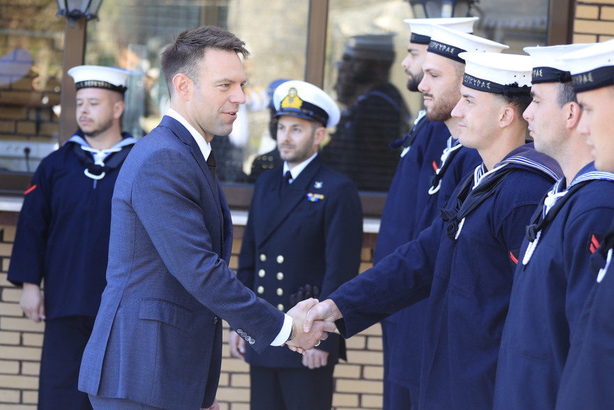 Ο Κασσελάκης τσουγκρίζει πασχαλινά αυγά στην Κέρκυρα - Δείτε video και φωτογραφίες