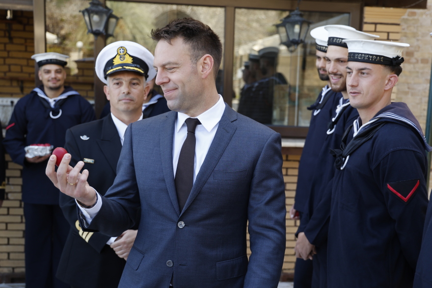 Ο Κασσελάκης τσουγκρίζει πασχαλινά αυγά στην Κέρκυρα - Δείτε video και φωτογραφίες